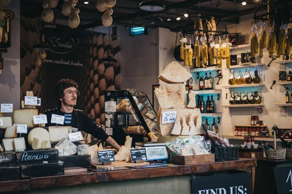 Londyn Wielka Brytania Września 2018 Sprzedawca Stoisku Wędliny Borough Market — Zdjęcie stockowe