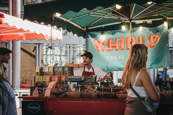 Londres Reino Unido Septiembre 2018 Personas Comprando Caramelo Artesanal Puesto —  Fotos de Stock