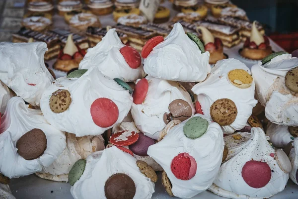 Σπιτικές Μαρέγκες Αμυγδαλωτά Γλυκά Για Την Πώληση Στην Αγορά Του — Φωτογραφία Αρχείου