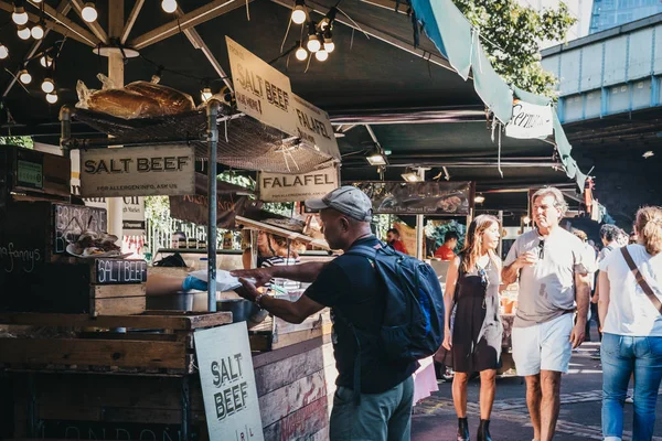 Londres Reino Unido Septiembre 2018 Hombre Comprando Sándwich Carne Res — Foto de Stock