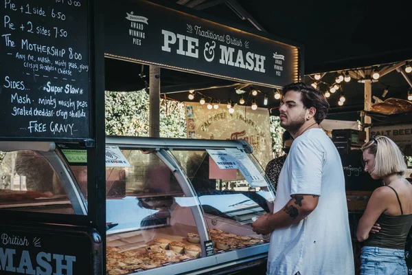 Лондон Великобритания Сентября 2018 Года Человек Покупающий Свежие Пироги Рынке — стоковое фото