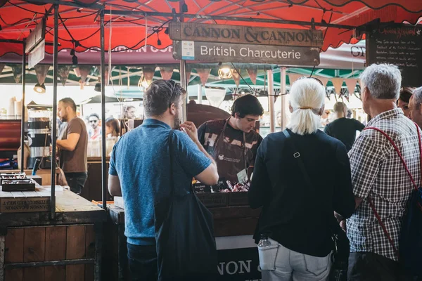 London Juli 2018 Verkäufer Und Kunde Einem Wurstwarenstand Borough Market — Stockfoto