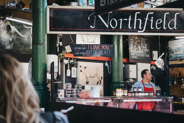 Londra, İngiltere - 17 Eylül 2018: Borough Market Northfield kasap dükkanı, en büyük ve en eski gıda biri Londra'da pazarlar.