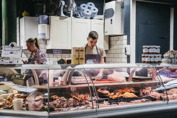 London Storbritannien September 2018 Säljaren Styckning Kött Kött Och Fjäderfä — Stockfoto