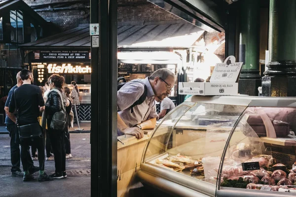 ロンドン イギリス 2018 顧客は バラー マーケットの屋台でチーズを見て 最大かつ最古の食品の つロンドンの市場します — ストック写真