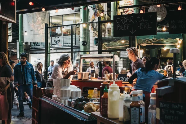 Londres Reino Unido Setembro 2018 Funcionários Preparam Alimentos Stand Mercado — Fotografia de Stock