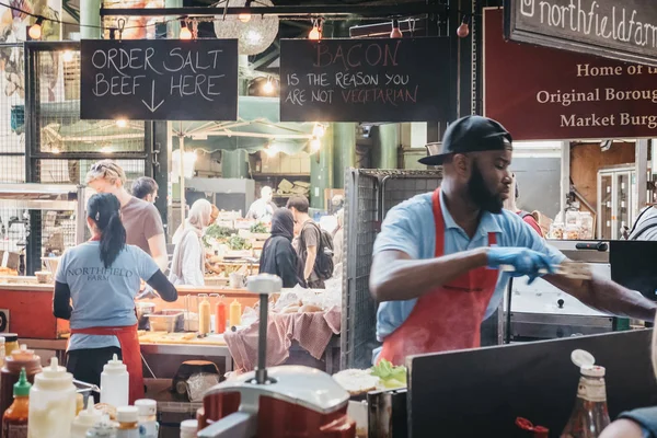 ロンドン イギリス 2018 バラー マーケットでノース フィールド肉屋市場のスタンドで食糧を準備するスタッフ 最大かつ最古の一つは 英国ロンドンで市場します — ストック写真