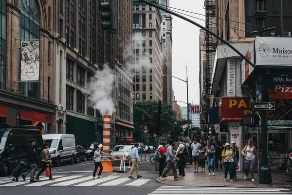Nova York Eua Maio 2018 Pessoas Que Atravessam Quinta Avenida — Fotografia de Stock