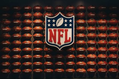 New York, Amerika Birleşik Devletleri - 28 Mayıs 2018: Satır Nfl birleştirerek interaktif oyunlar ve 4 d tiyatro deneyim Times Square, New York, bir ilk-in-onun-tür canlı eylem çekim Amerikan futbol topları.