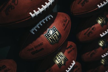 New York, Amerika Birleşik Devletleri - 28 Mayıs 2018: Satır Nfl birleştirerek interaktif oyunlar ve 4 d tiyatro deneyim Times Square, New York, bir ilk-in-onun-tür canlı eylem çekim Amerikan futbol topları.