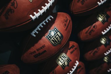 Satır Amerikan futbol topları Nfl deneyim Times Square, New York, ABD.