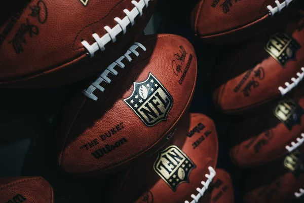 Rijen van Amerikaans voetbal ballen in Nfl ervaring in Times Square, New York, Verenigde Staten. — Stockfoto