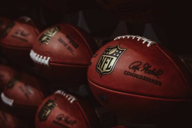 New York, Amerika Birleşik Devletleri - 28 Mayıs 2018: Satır Nfl birleştirerek interaktif oyunlar ve 4 d tiyatro deneyim Times Square, New York, bir ilk-in-onun-tür canlı eylem çekim Amerikan futbol topları.