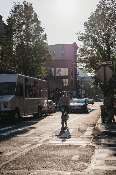 Nueva York Estados Unidos Mayo 2018 Mujer Bicicleta Una Calle — Foto de Stock