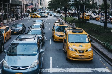 New York, Amerika Birleşik Devletleri - 28 Mayıs 2018: Sarı taksi New York'ta sokakta. Sarı taksiler kentin simgeleri olarak dünya çapında tanınır.