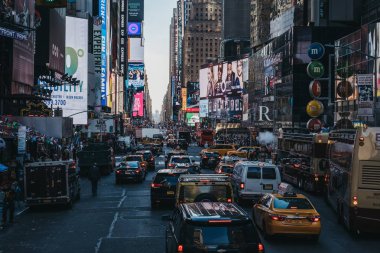 New York, Amerika Birleşik Devletleri - 30 Mayıs 2018: Times Meydanı, bir büyük ticari ve eğlence merkezi ve mahalle Midtown Manhattan, New York'taki queuing Rating.