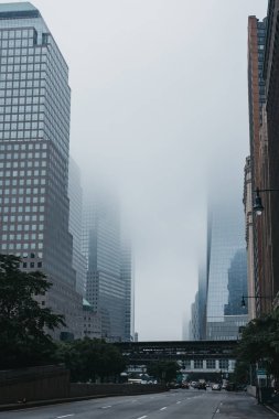 New York, ABD - 1 Haziran 2018: Gökdelenler yok New York, ABD sis. New York dünyanın en çok ziyaret edilen şehirlerinden biridir.