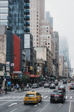 New York, ABD - 2 Haziran 2018: 8 Street, New York, ABD, turist otobüsü tepesinden bir bakış. 8. street East Village için kültürel bir caddeye kabul edilir.