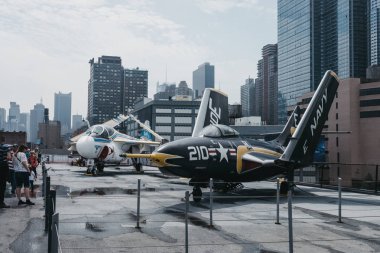 New York, ABD - 1 Haziran 2018: Uçaklar ve helikopterler dışında Intrepid deniz ve Hava Müzesi, New York, ABD bir Amerikan askeri ve denizcilik tarihi Müzesi gemisinde.