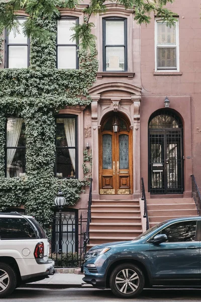 2018年5月30日 典型的纽约房子的门面与一个弯 汽车公园在外面 Stoops — 图库照片