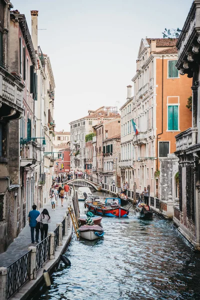 Venice Italy July 2017 Gondolas Boats Narrow Canal Venice Italy — Stock Photo, Image