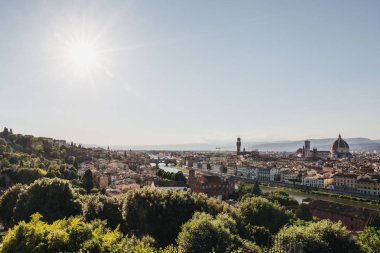Floransa manzarası, İtalya ve ünlü yerlere yeşillik üzerinde görülen Piazzale Michelangelo görünümünden.