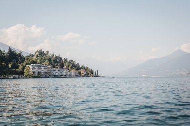 Doğal peyzaj üzerinde Lake Como, İtalya, Tremezzo arka planda bir parlak yaz gününde.