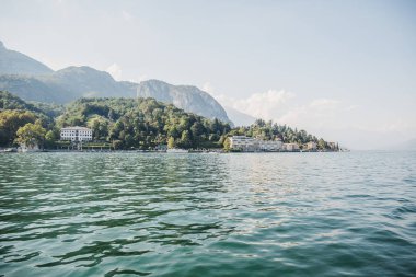 Doğal peyzaj üzerinde Lake Como, İtalya, Tremezzo arka planda bir parlak yaz gününde.