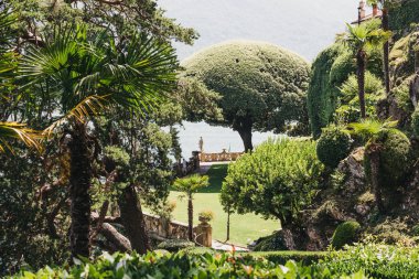 Lenno, İtalya - 08 Temmuz 2017: Görünüm, Villa del Balbianello'nın Bahçeleri, Como Gölü. Villa konumu olarak Star Wars da dahil olmak üzere birçok film için kullanıldı: Episode II ve James Bond Casino Royale.