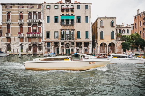 意大利威尼斯 2017年7月02日 在威尼斯大运河上的快艇 背景色彩缤纷的房屋 船是城市运输的主要方式 — 图库照片