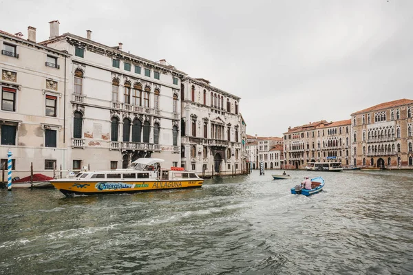 意大利威尼斯 2017年7月02日 威尼斯大运河上的小船 两侧色彩缤纷的房屋 船是城市运输的主要方式 — 图库照片