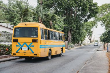 Bridgetown, Barbados - 25 Haziran 2018: Sarı mini otobüs Bridgetown, Barbados bir sokakta. Mini-otobüs özel olarak sahip olunan ve halk otobüsleri hükümet ile çalışan olarak aynı güzergah üzerinde işlem yapar.
