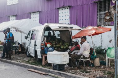 Bridgetown, Barbados - 26 Haziran 2018: Bridgetown, Barbados başkenti ve liman kenti Adaları güneybatı kıyısında bir semt pazarı ahır itibariyle yerel olarak yetiştirilen meyve satan insanlar