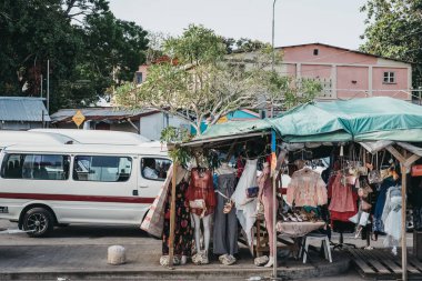 Bridgetown, Barbados - 26 Haziran 2018: Giysi Bridgetown, Barbados başkenti ve liman kenti Adaları güneybatı kıyısında bir semt pazarı ahır satış