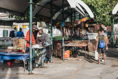 Bridgetown, Barbados - 26 Haziran 2018: İnsanlara Bridgetown, Barbados başkenti ve Adaları güneybatı kıyısında bir bağlantı noktası şehir el yapımı ürünler satan bir semt pazarı durak