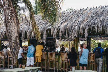 Bridgetown, Barbados - 26 Haziran 2018: İnsanlar Pirate's Cove beach bar Carlisle Bay Bridgetown, Barbados. Carlisle Bay Unesco Dünya Mirası alanı içinde yer alan popüler bir turistik yer