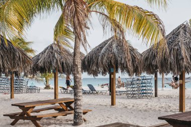 Bridgetown, Barbados - 26 Haziran 2018: Tablolar ve şemsiye Carlisle Bay Beach, Bridgetown, Barbados. Carlisle Bay Unesco Dünya Mirası alanı içinde yer alan popüler bir turistik yer.