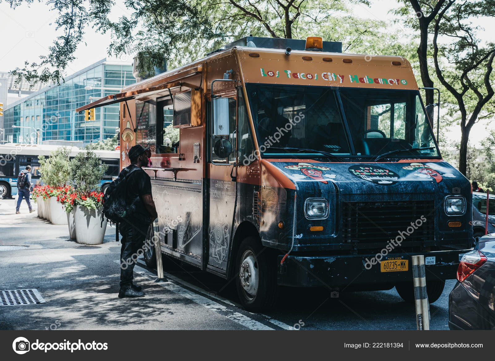 New York Usa May 2018 Man Ordering Food Los Tacos Stock