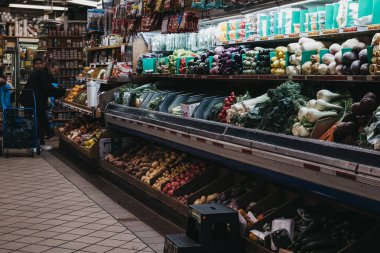 New York, Amerika Birleşik Devletleri - 30 Mayıs 2018: Essex Street Market Lower East Side, New York içinde yiyecek satın insanlar. New York'un en eski halk pazarına Essex sokak pazar olduğunu.