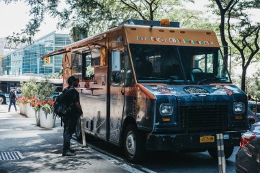 New York, Amerika Birleşik Devletleri - 30 Mayıs 2018: adam Los Tacos şehir Habanero kamyondan New York, ABD bir sokakta park edilmiş yemek siparişi. Gıda kamyon lokanta New York için popüler bir seçimdir.