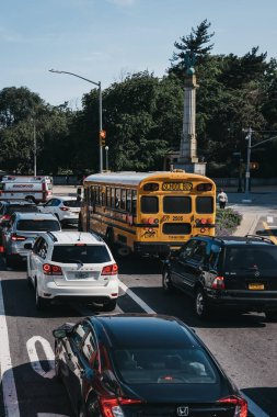 New York, Amerika Birleşik Devletleri - 30 Mayıs 2018: okul otobüsü ve araçların trafik Brooklyn, New York, ABD bir sokakta. New York üçüncü çoğu trafik sıkışık'dünya şehridir.