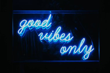 Mavi iyi Vibes sadece Kelimelerle neon ışık tabela.