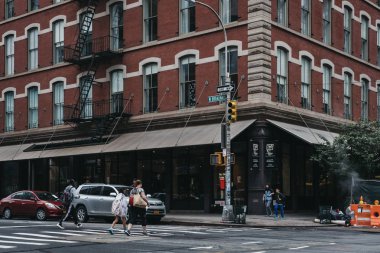 New York, Amerika Birleşik Devletleri - 31 Mayıs 2018: İnsanlar W Broadway kapısı, Kuzey-Güney Caddesi Manhattan, New York City ilçesinde ayrılmış Tribeca Park tarafından iki parçaya.