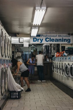 New York, Amerika Birleşik Devletleri - 30 Mayıs 2018: insanlar giysi yıkama makinelerde çamaşırhanede New York, nerede en yerli birimi yıkama ve kurutma makineleri avantajı yok şehir içinde yükleme.