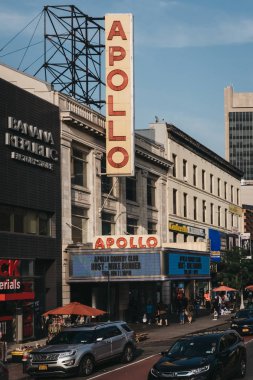 New York, Amerika Birleşik Devletleri - 31 Mayıs 2018: İşaret ve Apollo Tiyatrosu, Manhattan, New York'un Harlem semtinde ikonik müzikhol cephe.