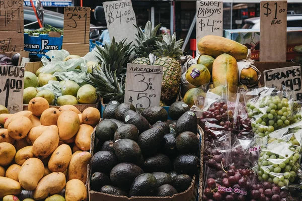2018 거리에 마구간에 판매에 과일과 야채를 닫습니다 도시에 신선한 식료품을 — 스톡 사진