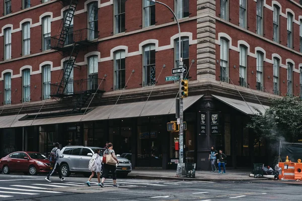 美国纽约 2018年5月31日 人们穿过纽约市曼哈顿区的一条南北街道 老头街 被特里贝卡公园分成两部分 — 图库照片