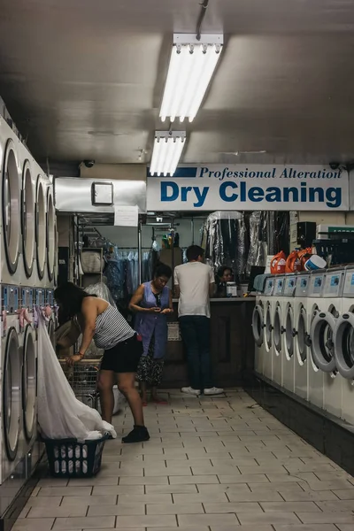 New York Usa May 2018 People Loading Clothes Washing Machines — Stock Photo, Image