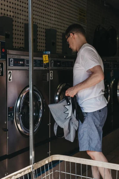 New York Usa May 2018 Man Loading Clothes Washing Machine — Stock Photo, Image