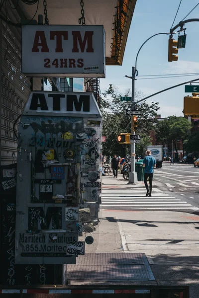 New York Usa Juni 2018 Geldautomat Mit Aufklebern Auf Einer — Stockfoto